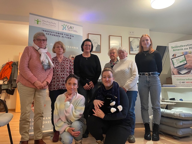 Laborführerin Maria Fabisch und 7 Frauen aus der Diakonie Herrnhut stehen im AAL-Labor