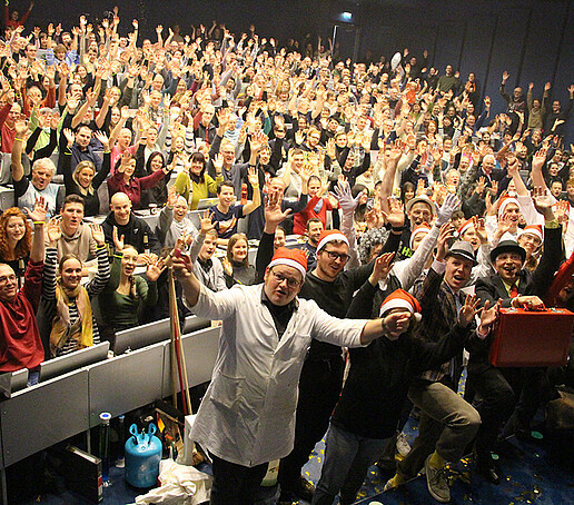 Das Publikum und die Darsteller jubeln in die Kamera.