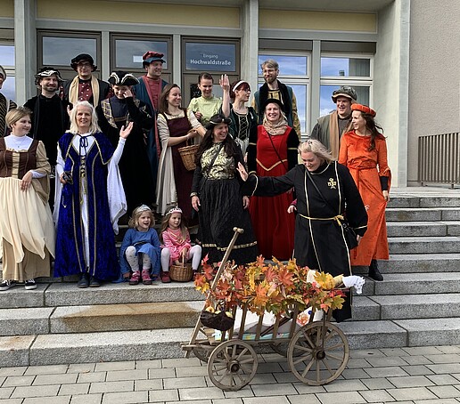 Gruppenfoto der Umzugteilnehmenden in mittelalterlichen Kostümenvor dem Haus ZI