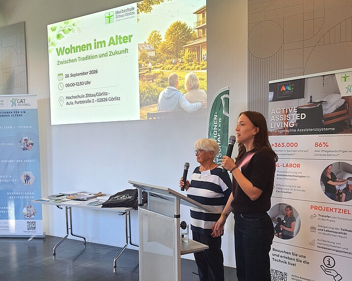Maria Fabisch mit einer Rednerin am Pult