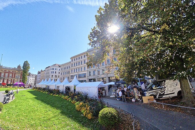 Weiße Pavillons stehen entlang des Görlitzer Postplatzes.