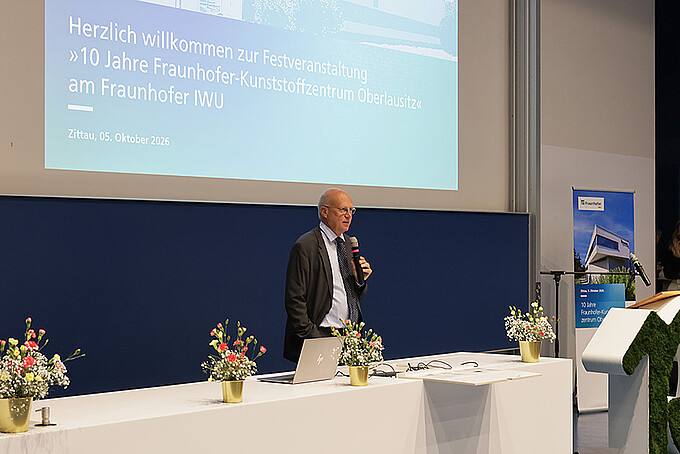 Prof. Drossel hält eine Rede auf dem Podium.