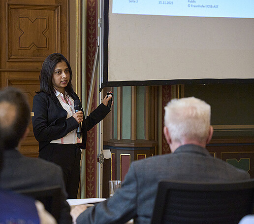 Eine Teilnehmerin hält einen Vortrag zum Publikum gewandt.