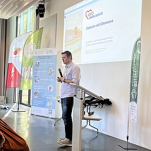 Sebastian Kubasch referiert vor Teilnehmenden