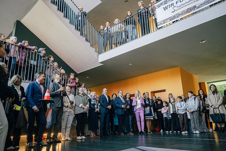 Gruppenbild aller Akteure, Gäste und Schüler*innen im Terppenhaus. 