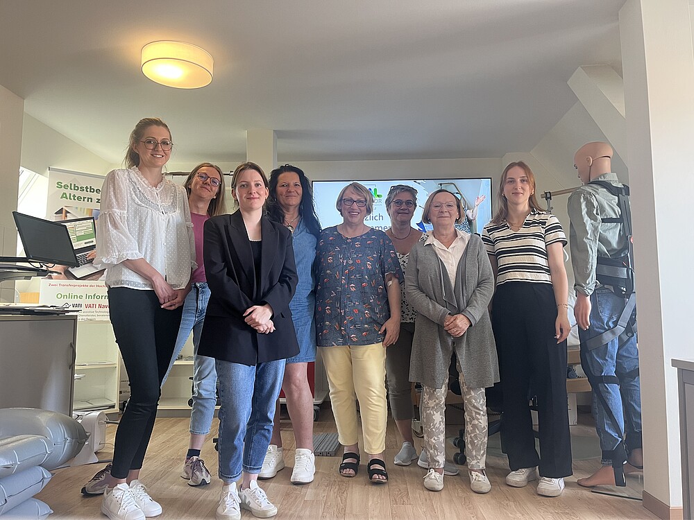 8 Frauen haben sich im Labor zum Bild aufgestellt