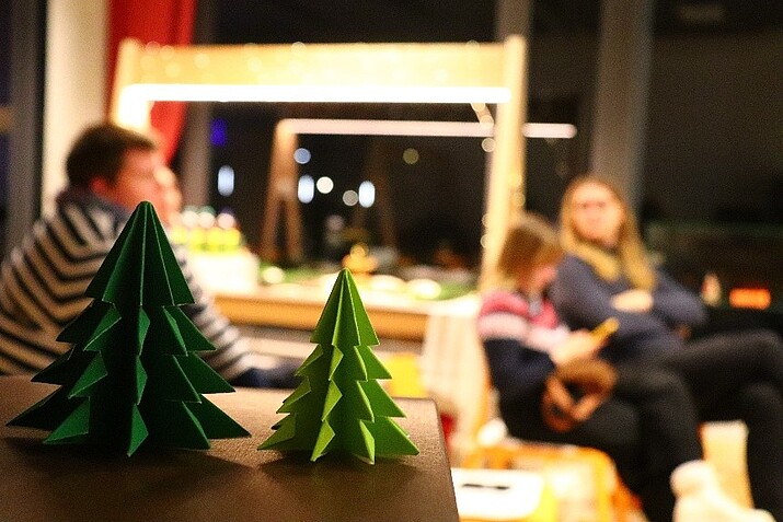 Weihnachtsdekoration im Makerspace. Im Hintergrund sitzen Studierende.