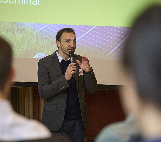 Ein Professor richtet sein Wort an das Publikum.